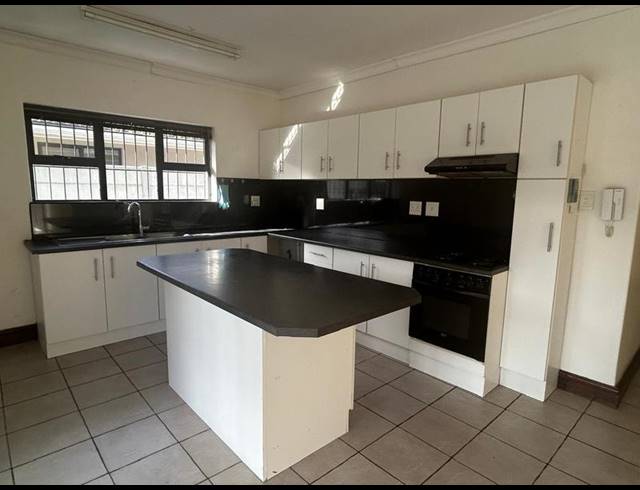 4 BEDROOM PROPERTY TO RENT IN RONDEBOSCH